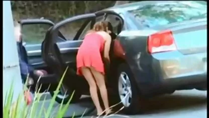 Les yeux fermés les deux yeux pour cacher son visage afin que les voisins par inadvertance ne reconnaissent pas et faire l'amour dans manga porno japonais un État d'aveugle devant la caméra