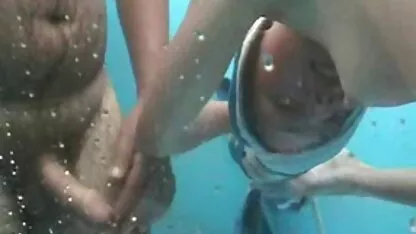 Un ami un mari branlant son dessin animé porno japonais pénis sur sa femme une autre femme pendant qu'il se lavait et caressait avec passion