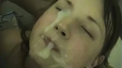 Il a soigneusement enlevé ses film de sexe japonais sous vêtements qu'il était ivre dans la plaie et pro a dessiné manuellement pitulea avec sa langue