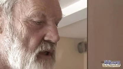 La maîtresse est surprise qu'être témoin n'est pas délibéré pour baiser le public par les employés et les porno dingue japonais étudiants