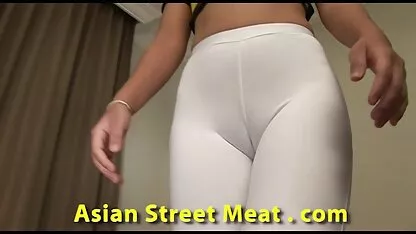 Au club polonais avec une dessin animé porno japonais piscine, un poulet ivre veut boire avec une strip-teaseuse dans l'eau