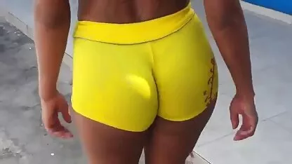 Le jeune employé enlevait sa chemise, s'agenouillait en talons et film porno japonais gratuit prenait un patron dans la bouche