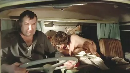 Cheveux bruns avec une bus japonais porno nuance de visage huileux en raison de l'irritation du rectum avec shnyag et de la gorge étouffée, essayant d'avaler la fin de celui-ci.