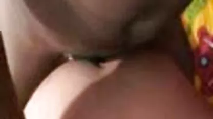 Le cuisinier dessin animé porno japonais sans pantalon pour rouler la pâte sur la table, et derrière le nègre piercing bite dans le cul blanc