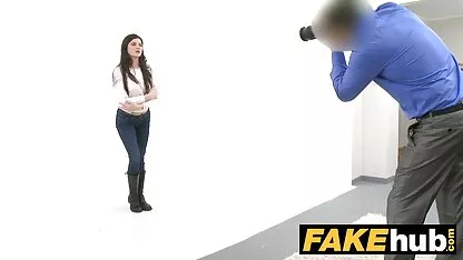 Je réveille mon amant le matin et pousse tranquillement la culotte rouge sur le côté film japonais sexe