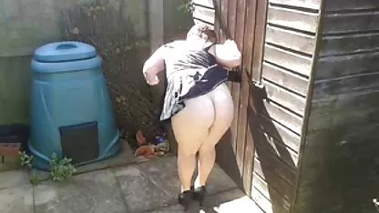 Femme se masturbe dans la salle porno manga japonais de bain, mari pris et l'aider