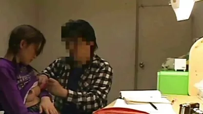 Le serveur entre dans la chambre sans frapper, pour voir le japonais porno locataire se branler et grimper tranquillement dans son lit