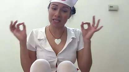 Elle attrapa le petit ami avec une main dans son pantalon et commença à presser le clitoris désordonné, pénétrant ses video porno japonais gratuit doigts dans le vagin.