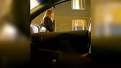 Beauté aux cheveux roux en chapeau et uniforme de police video massage japonais porno se déshabiller et se masturber avec de belles