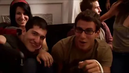 Un étudiant, cheveux bruns, homme charmant de sa fête à la piscine, et il l'a x porno japonais assez tirée dans la maison jusqu'à ce qu'elle change d'avis et la pousse fort sur les joues, puis baise sa chatte