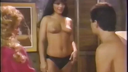 Un couple dans sex film japonais le masque de baiser avec un baiser passionné à la française et les lèvres de garçons glissant sur les gros seins de sa copine de plus en plus profondément au baiser d'elle, l'endroit a assez humide et envie d'être la graisse de bébé de son pénétrant dedans dès que possible