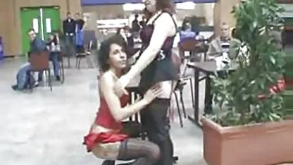 Une femme musulmane fuyant son mari, son arabe en République tchèque et travailler à temps partiel dans un café, la satisfaction du client avec video porno inceste japonais le sens étrange sur le sexe en hijab