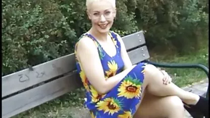 Moldavie les femmes film japonais xxx du Tadjikistan en blanc brillant se sont rendues à un étranger avec de l'argent dans sa chambre