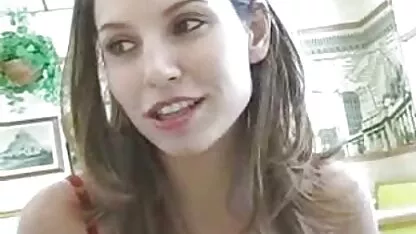 Le propriétaire de la villa qui est fou attrape le serveur qui Blanc avec l'arrière de video japonaise xxx sa tête et le presse contre le mur, enlevant lentement sa culotte.