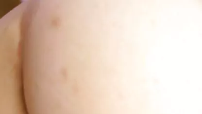 Babe avec de beaux dessin animé japonais porno seins serrant doucement le clitoris avec les doigts et éjacule irrésistible