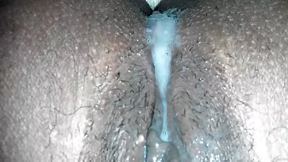 La femme a commencé à faire une crise de colère porno de japonais pendant l'orgasme pulsé, convulsant presque de manière incontrôlable