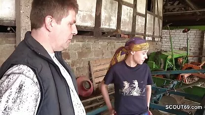 Le vagin s'ouvre pour prendre deux bites dans les deux trous de la Cour film x japonais gratuit