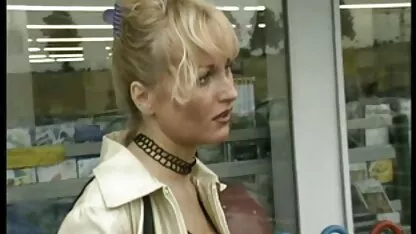 Toilette magique avec urinoir la ecoliere japonaise xxx vie en forme d'étudiant nu ligoté dans un rideau dans les toilettes et lui piquer la bouche