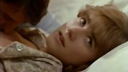 Sucer le pénis dans deux du museau, une blonde avec une brune avec un membre de masturbation passionné et caressait sa dessin animé japonais porno bouche en même temps