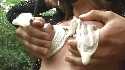 Fille entre dans un bar où elle obtient une bite dans la joue à droite du seuil et a commencé porno japonais streaming à sucer parce qu'elle n'a pas d'autre choix, et après avoir effectué une fellation, elle ouvre et met son cancer à baiser une bite dans une chatte, Bâclée