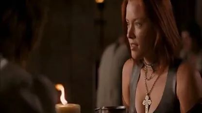 Un jeune massage porno japonais homme collant sa bite dans la longueur du cul avec ses mains sur la fille qui s'amuse