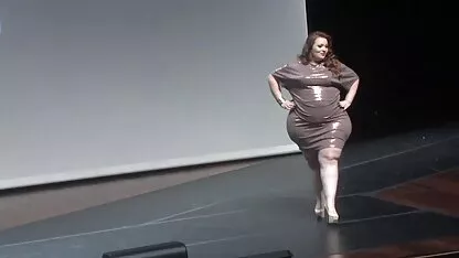 La viande à rabat est moelleuse du périnée avec un doigt pendant que le mari film porno gratuit japonais est au travail et enlève le téléphone