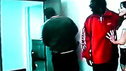 Le patron a aimé le nouveau stagiaire dès que sa porno de japonais bite finit dans sa bouche.