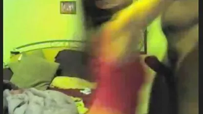 Une fille hurlante creusée porno japonais bizarre par de l'acier agrégé, s'inclina le visage sur le lit et étendit son anus doux séparé