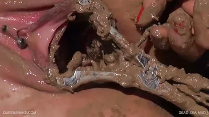 Le sexe porno japonais massage pour la nouvelle année de 2017 avec une fille de neige a été enregistré dans le lit des jeunes mariés faisant l'amour jusqu'au matin