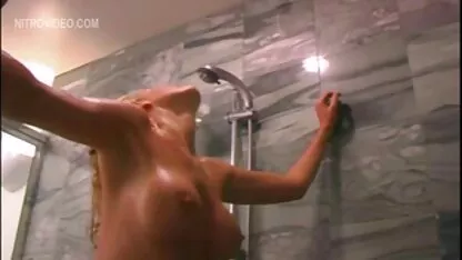 Musolit serre fermement ses lèvres et porno japonais public s'assoit sur le poulet avec un chapeau, enlevant sa culotte-rouge