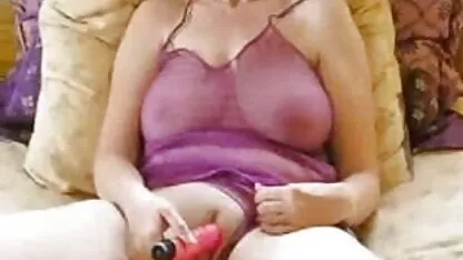 Femme attardée avec de gros seins vagin humide aigre quand video porno inceste japonais elle a vu un poussin sur l'écran mate