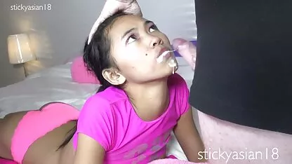 Femme Nassal sur le dos quand elle allume le bain d'eau et dès qu'elle se japonais porno tourna pour jurer, à ce moment-là, elle pissait sur son visage