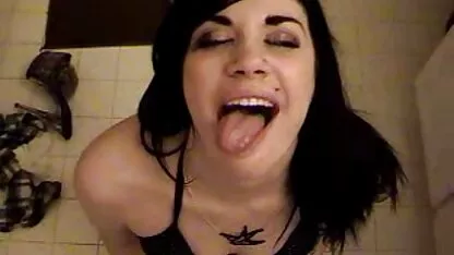 Les filles veulent rembourser tout l'argent perdu de votre fils dans la nuit, mais de vieilles connaissances de lui ne veulent tout simplement pas le faire et suggèrent aux filles de baiser très fort et il pensera porno japonais public à sa proposition