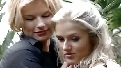 Femme sont sur le seuil de la porte pour voyager pendant la semaine pour le travail, et mon mari et un ami a filmpornojaponais apporté une pute et tourne