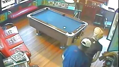 Trois pics ivres film porno japonais gratuit de différents villages taquinant des ecchymoses dans un chalet abandonné