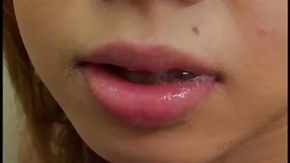 Une belle jeune femme profite d'une grosse boulette, léchant son pénis video porno inceste japonais comme du caramel sur un bâton