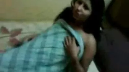 Une femme rousse aux oreilles D'Épagneul suce et video xxx japonais lui fait éternuer dans le bus qui bouge