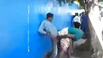 Jeune bombe sexuelle debout dans l'encouragement et la masturbation lèvres visqueuses porno dingue japonais boulettes révéler