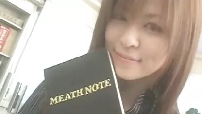 Sucer Rahat mamelons mince Rahat soulève sa chemise et x porno japonais montre ses seins