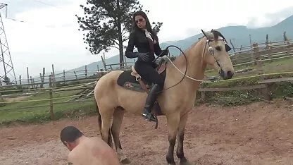 Il leva la jambe massage porno japonais et laissa le sol coller sa main dans le vagin, le vrai poing