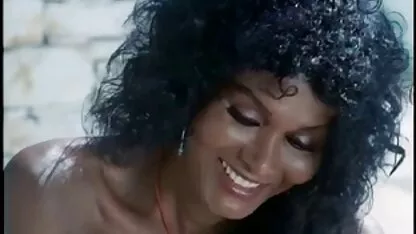 Des bas déchirés dans le cul d'une danseuse nue et imprégnés devant massage japonais xxx un miroir