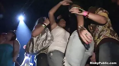 Les Alconautes locaux, Platon et Zhorik arrosent la page des voyous film sexe japonais et la laissent partir toute la nuit