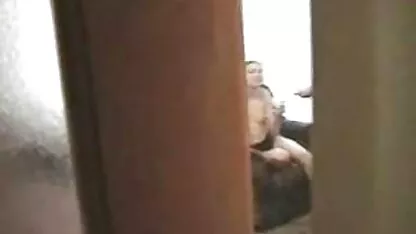 Les journalistes ont donné la bouche d'une train japonais porno femme au foyer, qui est interviewée et baisée sur une chaise avec un cancer