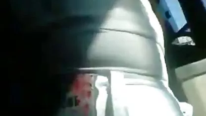 Les masseurs x porno japonais débutants permettent aux clients de se masturber la bite avec ses pieds et elle a remercié la bite dans le vagin