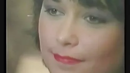 Dzhigit avec une main tenant le téléphone et film x japonais retirer les beignets suceurs, et le second pousser sa tête sur le pénis