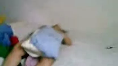 La femme au foyer, au lieu de video japonaise xxx payer avec de l'argent, suce le constructeur et écrit silencieusement au téléphone au contremaître