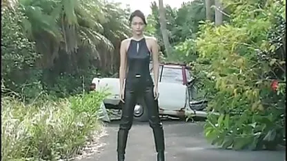 Après inspection à la maison, un travailleur médicalement certifié abaisse sa culotte et film japonais xxx glisse la fille derrière lui.