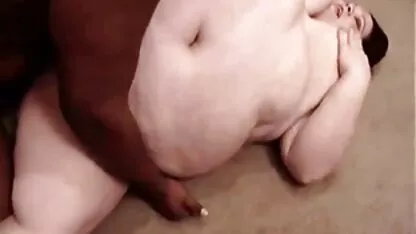 Ridicule Brutal de la du porno japonais blonde faible, attachée comme une momie et pilonnée avec un bâton en plastique dans le cul