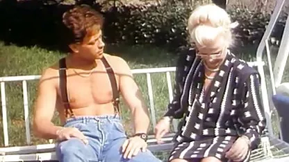 Deux employés des impôts qui ont été violemment frappés par un free porno japonais homme les attachant tous les deux dans l'arbre