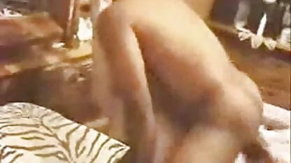 Vers avec de minces dessin animé japonais sexe volants représentant le devant, embrassant une pro-petite amie avec une fille